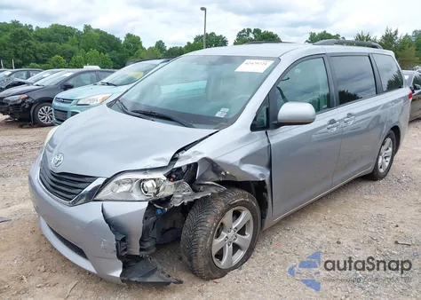 2012 Toyota Sienna Le V6 8 Passenger z USA, uszkodzony, nr VIN 5TDKK3DC1CS242323